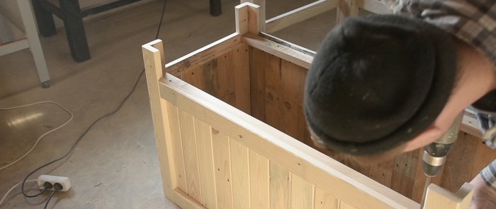 Hoe maak je een container voor bloemen van pallets