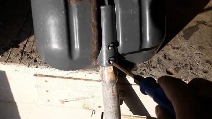 Како обновити пластичну лопату помоћу нихром жице и лепка