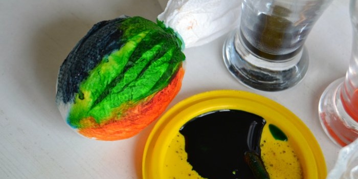 Veľkonočné vajíčka maľované potravinárskou farbou