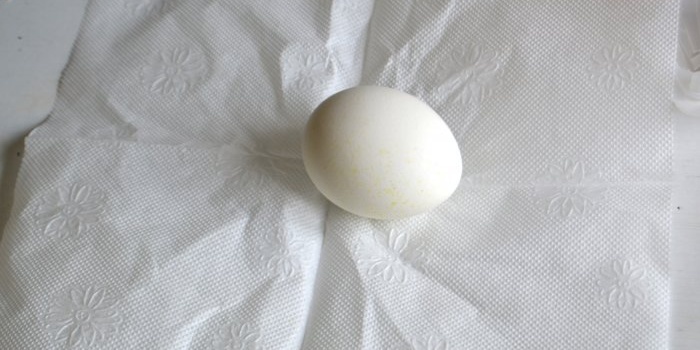 Uova di Pasqua dipinte con coloranti alimentari