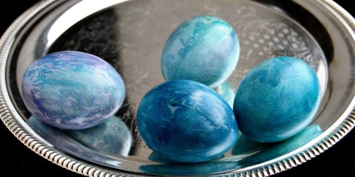 Huevos de Pascua pintados con colorante alimentario.