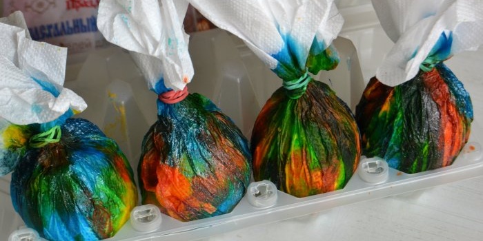 How to easily color eggs with food coloring