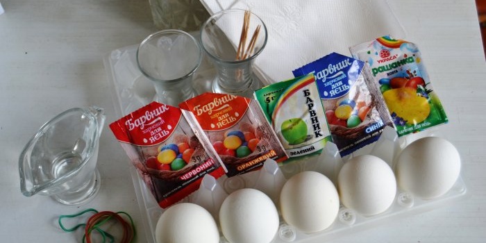 Как лесно да оцветите яйца с хранителни оцветители