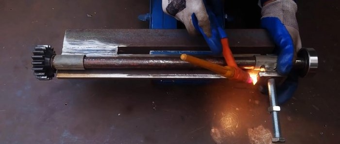 Cách chế tạo máy tạo chất tăng cứng trên tấm kim loại