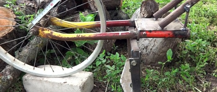 Cómo hacer un cultivador de malezas usando una bicicleta vieja