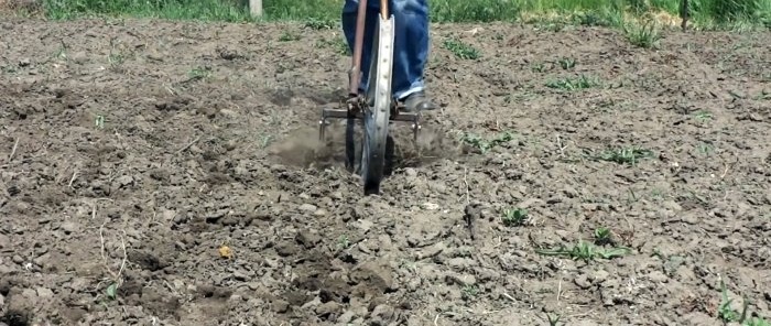 Jak vyrobit kultivátor plevele pomocí starého kola
