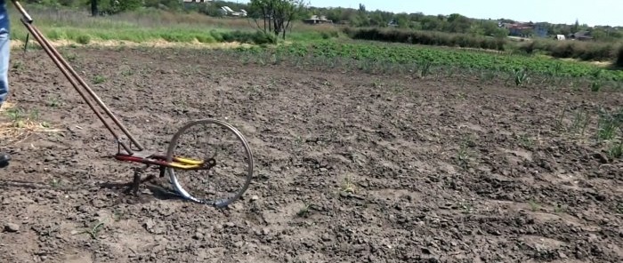 Cómo hacer un cultivador de malezas usando una bicicleta vieja
