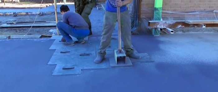 Hoe gestempeld beton te leggen
