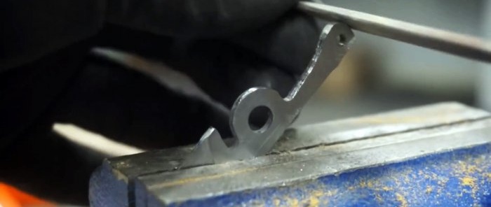 Hvordan lage en sammenleggbar lommekniv av ødelagt saks