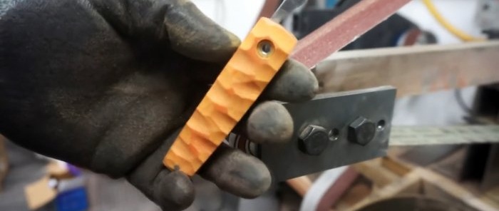 Hur man gör en hopfällbar fickkniv av trasig sax