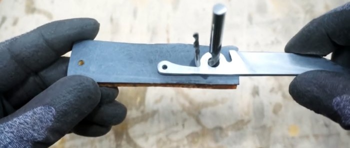 Cum să faci un cuțit de buzunar pliabil din foarfece sparte
