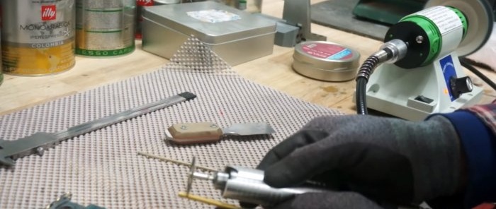 Cómo hacer una navaja plegable con tijeras rotas