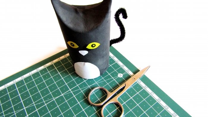 Како да ваше дете буде заузето током карантина: хајде да направимо мачку од ролне тоалет папира