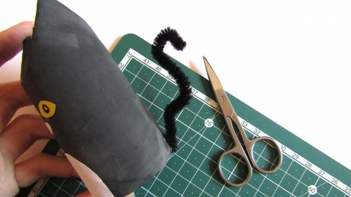 วิธีทำให้ลูกของคุณมีงานทำระหว่างกักตัว: มาทำแมวจากม้วนกระดาษชำระกันเถอะ