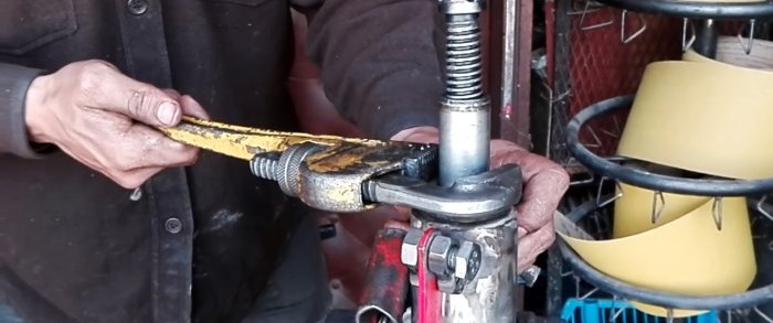 Wie man aus einem hydraulischen Wagenheber einen Universalabzieher herstellt