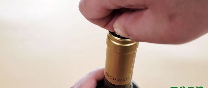 Cómo abrir una botella con un clip