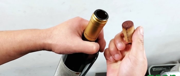 Cum se deschide o sticlă cu o agrafă