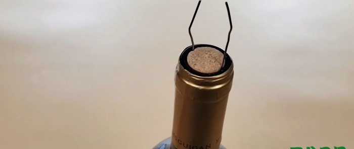Как да отворите бутилка с кламер