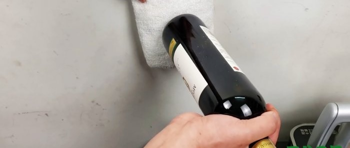 Как да отворите бутилка с кламер