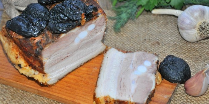 Lardo affumicato in una manica al forno