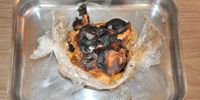 Geräuchertes Schmalz in einer Hülse im Ofen