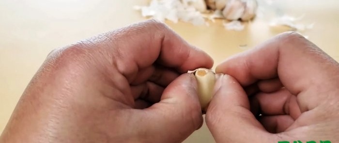 Sbucciare gli spicchi d'aglio a mani nude velocemente e senza coltello