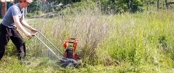 Hvordan lage en kraftig klipper av en gammel motorsag som vil klippe ned all vegetasjon