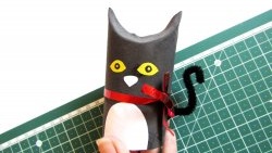 จะทำอย่างไรกับเด็กในระหว่างการกักกัน: ทำแมวจากม้วนกระดาษชำระ