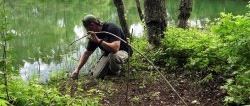 Wie man unter Waldbedingungen eine automatische Angelrute herstellt