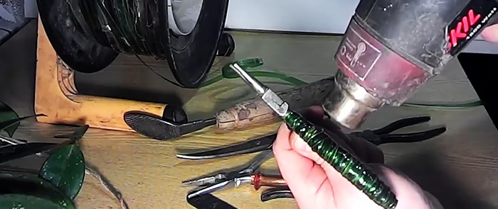 Nous réparons et fabriquons de nouveaux manches d'outils à partir de bouteilles PET