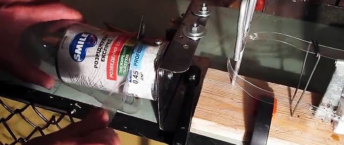 Hoe maak je een gaas met kettingschakels van een gewone PET-fles?