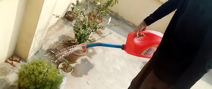How to quickly and cheaply make a garden watering can from unnecessary trash