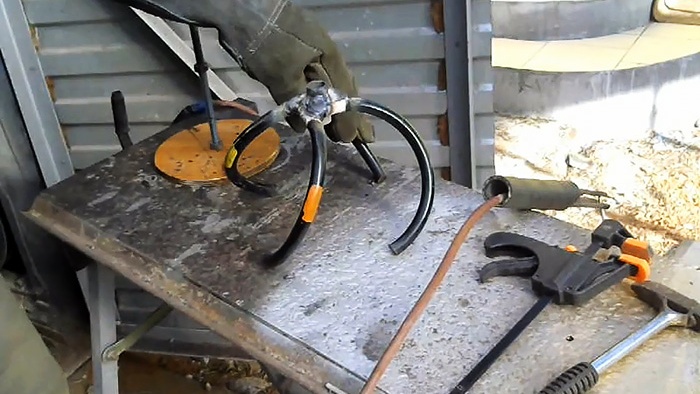 كيفية صنع آلة التعشيب اليدوية من زنبرك السيارة