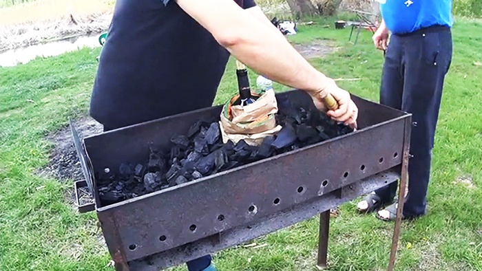 Fără chimicale, aprindem cărbuni în grătar rapid și ușor
