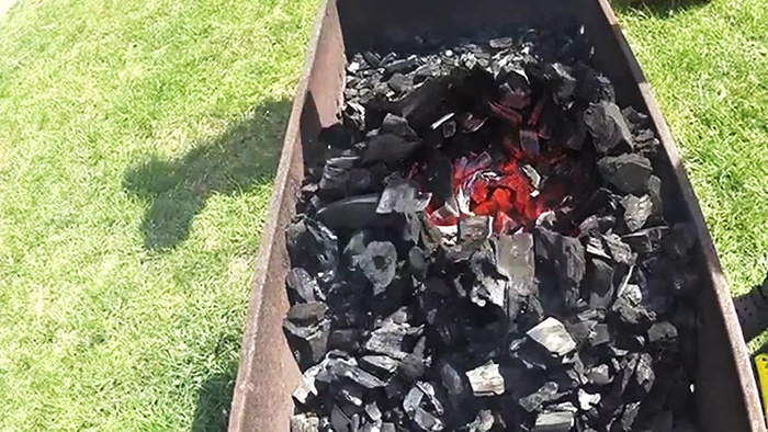 Zonder chemicaliën steken wij snel en eenvoudig kolen aan in de grill
