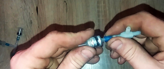 Πώς να φτιάξετε έναν ισχυρό μίνι συμπιεστή 4 εμβόλων από σύριγγες μιας χρήσης