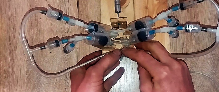 Cara membuat pemampat mini 4-omboh berkuasa daripada picagari pakai buang