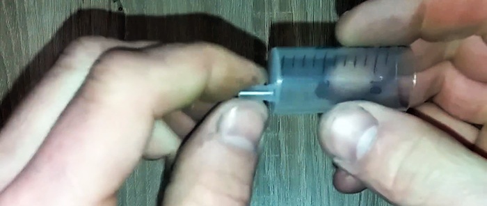 Hogyan készítsünk eldobható fecskendőből erős 4 dugattyús minikompresszort