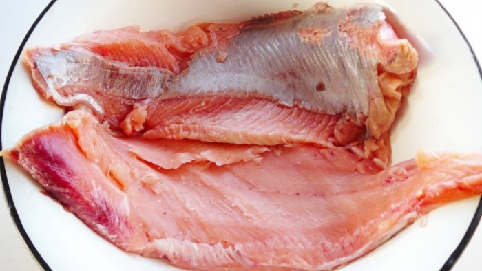 จานปลาแซลมอนสีชมพูที่อร่อยที่สุด - สูตรที่ง่ายและผ่านการพิสูจน์แล้วสำหรับการหมักเกลือปลาแซลมอน