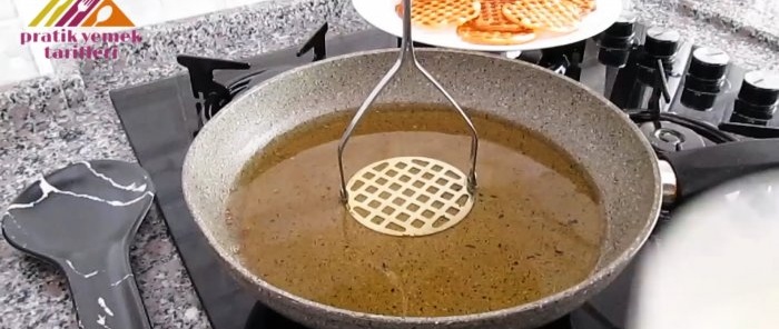 Súper maleza preparada con un machacador de patatas