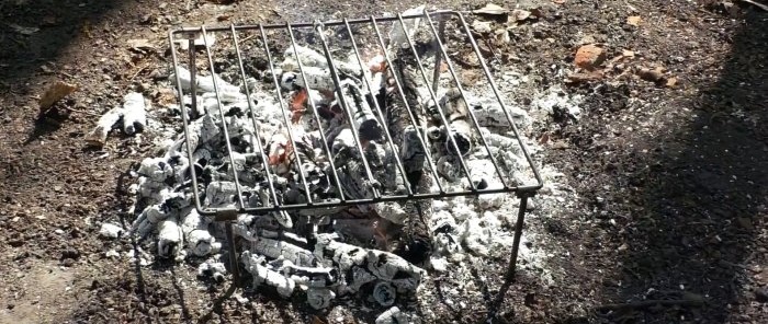 Don't throw away the old stove, make a folding barbecue out of its grate