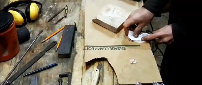 Hoe maak je van een plastic pijp een comfortabele schede voor elk mes