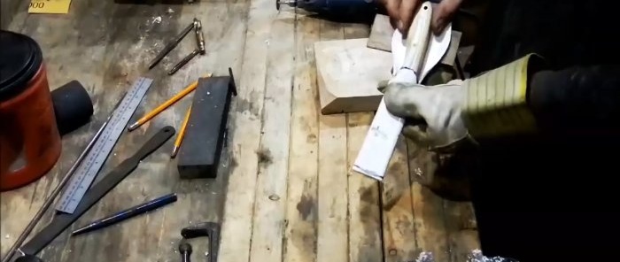 Како направити удобан омотач за било који нож од пластичне цеви
