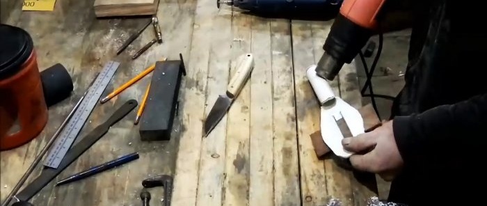 Hogyan készítsünk kényelmes hüvelyt bármilyen késhez műanyag csőből