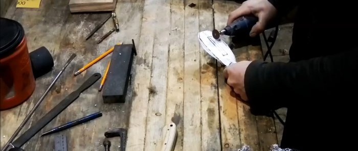 איך להכין נדן נוח לכל סכין מצינור פלסטיק