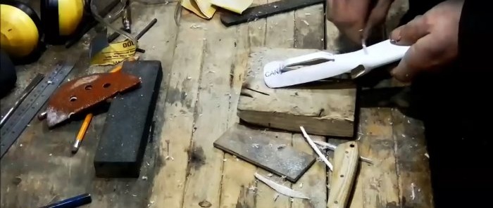 Paano gumawa ng komportableng kaluban para sa anumang kutsilyo mula sa isang plastic pipe