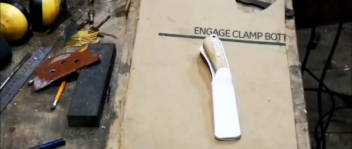 Како направити удобан омотач за било који нож од пластичне цеви