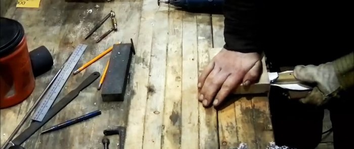 Πώς να φτιάξετε μια άνετη θήκη για οποιοδήποτε μαχαίρι από πλαστικό σωλήνα