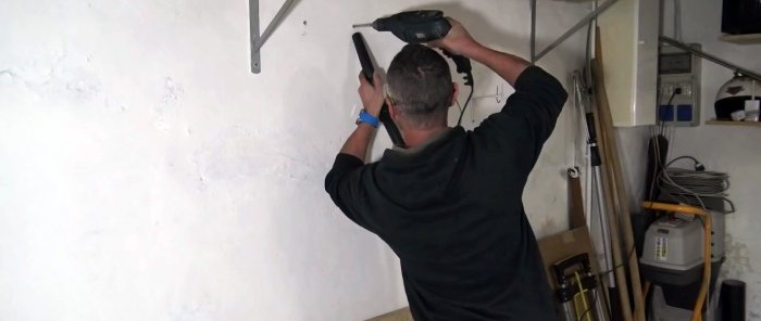 הכנת מאמן אגרוף קומפקטי צמוד על הקיר מצמיג