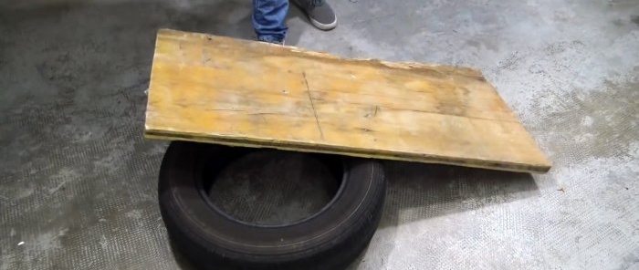 Att göra en väggmonterad kompakt boxningstränare av ett däck